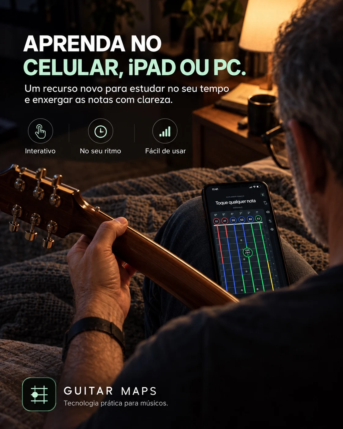 Músico estudando no celular com Guitar Maps: aprenda no celular, iPad ou PC, no seu ritmo.